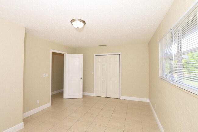 Building Photo - 4916 Silver Oak Dr