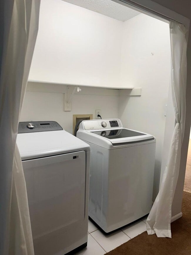 Building Photo - Nice 4 Bedroom 2.5 Bath home.