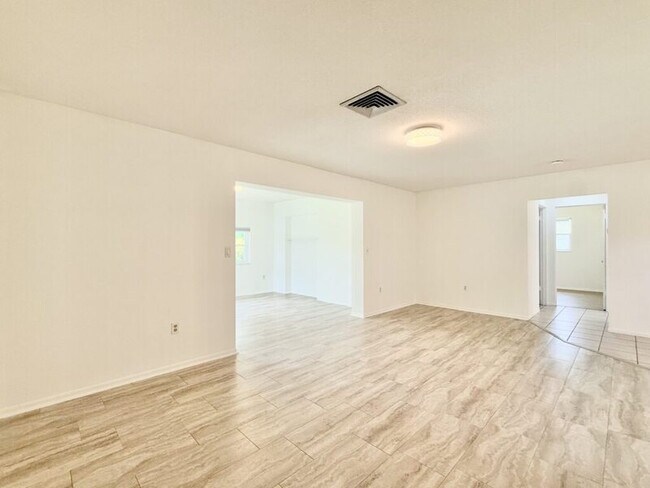 Building Photo - 4149 Prudence Dr