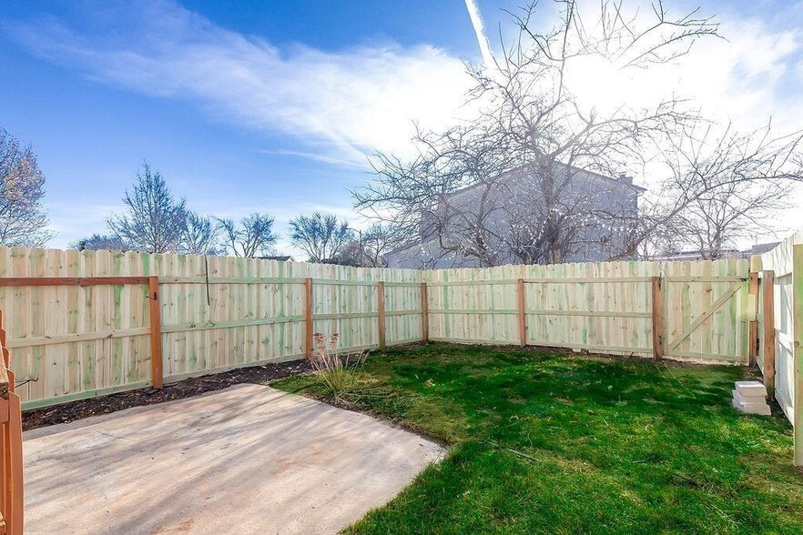 Building Photo - 1425 Martway Cir
