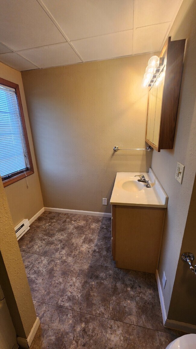 Building Photo - 2 Bedroom, 1 Bathroom Apartment For Rent D...