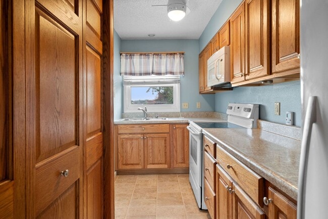 Building Photo - 2bd 1.5 ba spacious condo for rent!