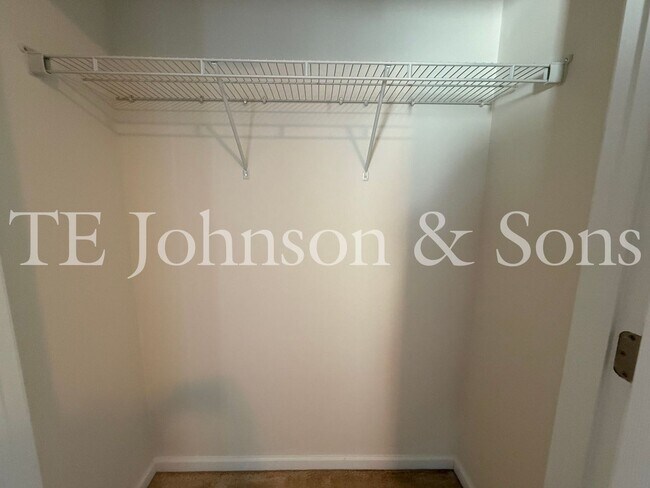 Building Photo - Spacious 4 Bedroom Home with Fenced Yard & Two Car Garage in Clemmons