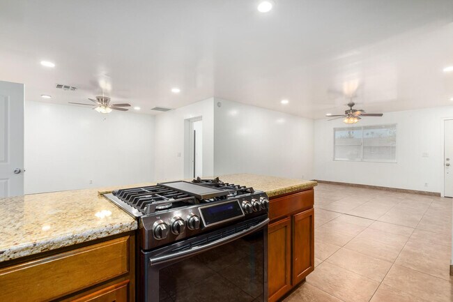 Building Photo - 1100 W 12th St