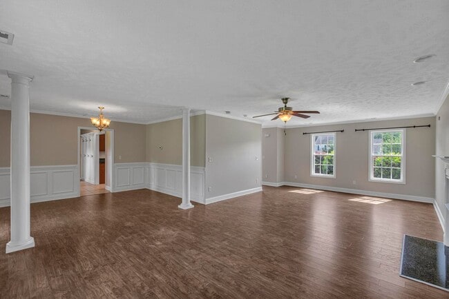 Building Photo - Large 3 bedroom with BONUS room!