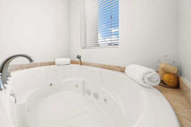 Building Photo - 514 N Birch Rd