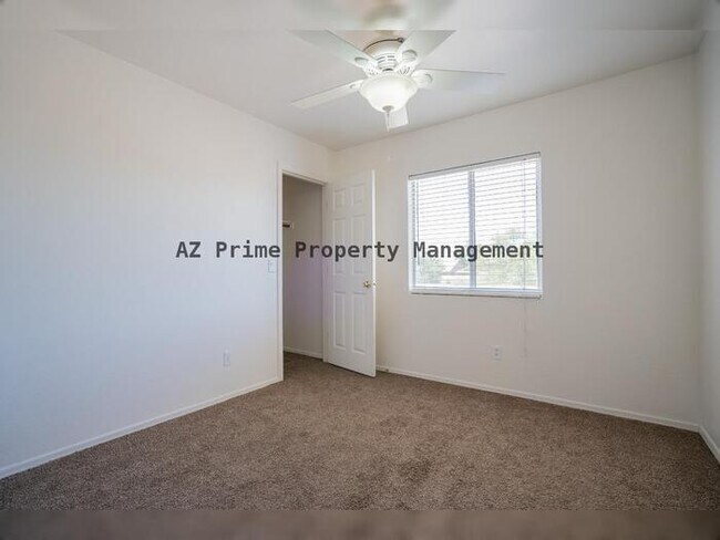 Building Photo - 13002 W Paradise Dr