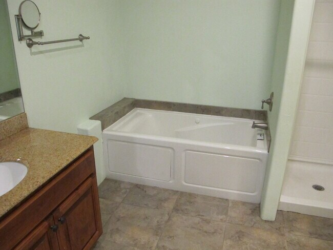 Building Photo - 1305 E Linden St