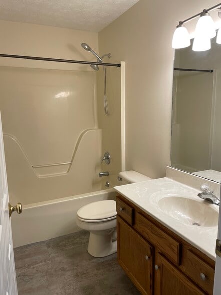 2nd full bathroom - 1216 W Broadway Ave