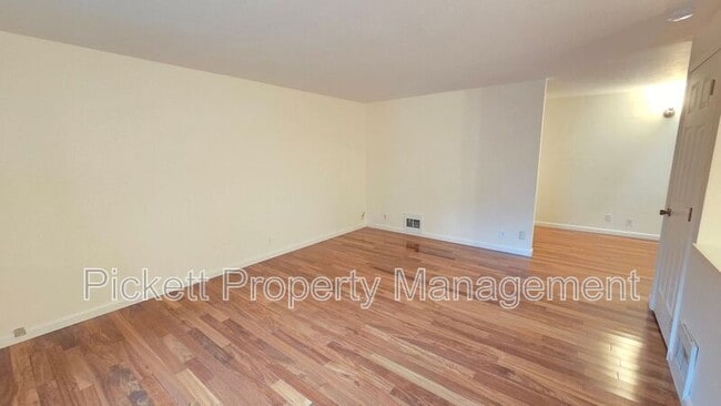 Building Photo - 565 NW Carolyn Ln