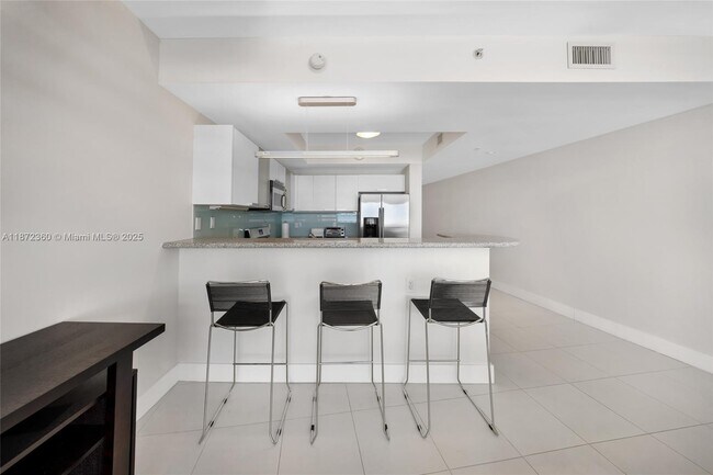 Building Photo - 2000 Bay Dr