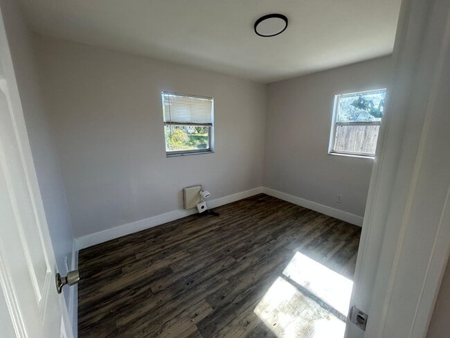 Building Photo - 2/1 updated duplex available now !