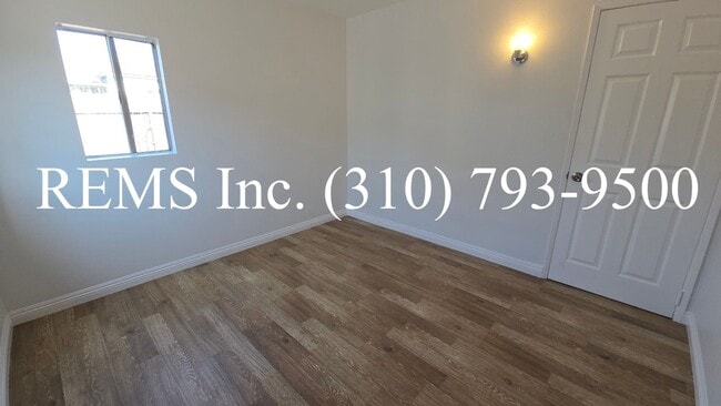 Building Photo - Detached Front House with Laundry Hookups and Garage Parking