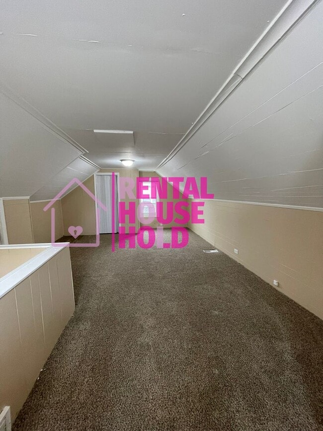 Building Photo - ~ 3 BEDROOM 1.5  BATH SINGLE FAMILY HOME~ ...