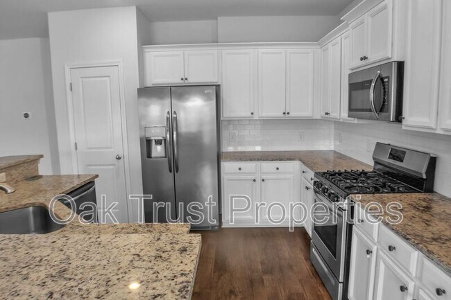 Building Photo - 821 Redbud Ln
