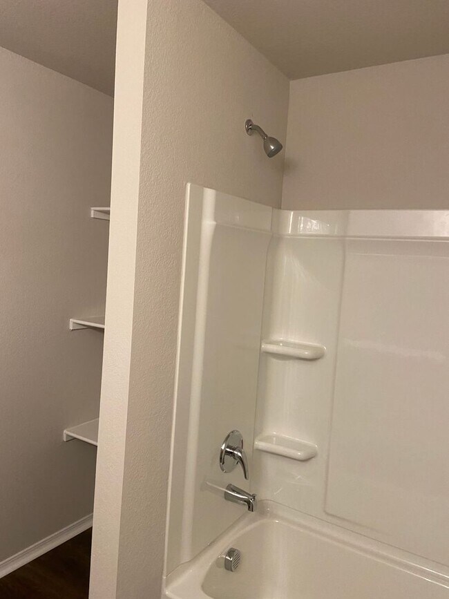 Building Photo - Now Pre-Leasing! Beautiful Three Bedroom | Two Bathroom Home in Fairview Haven