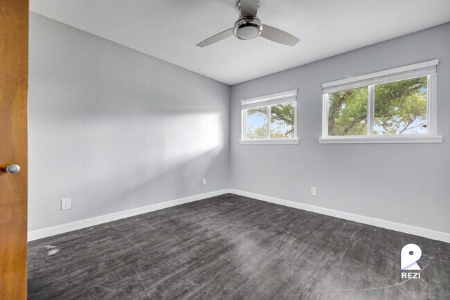 Building Photo - 1430 Redbud Trail