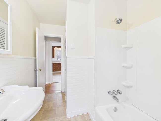 Building Photo - 1018 Barlen Dr