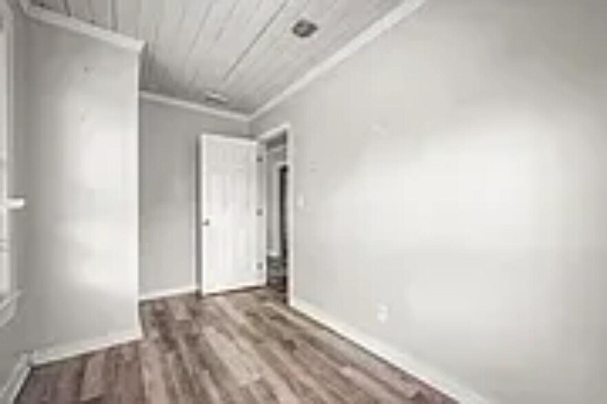 Building Photo - 256 Vernis Ave