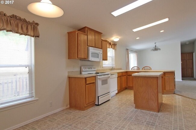 Building Photo - 3 Bedroom Home with Amazing Views