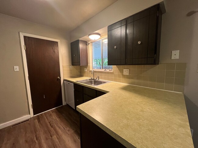 Building Photo - 3 bedroom 1.5 Bathroom Duplex Available Now!