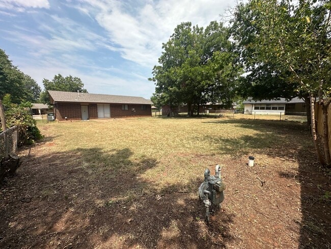 Building Photo - 3 Bed 1 Bath Brick Home with 1 Car Garage