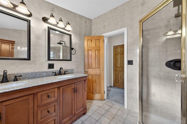 Building Photo - 3 Woodmere Ln