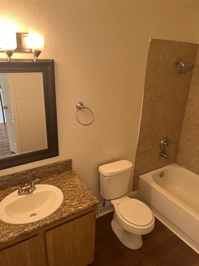 Building Photo - 1 Bedroom 1 1/2 Bath Near Las Vegas Strip