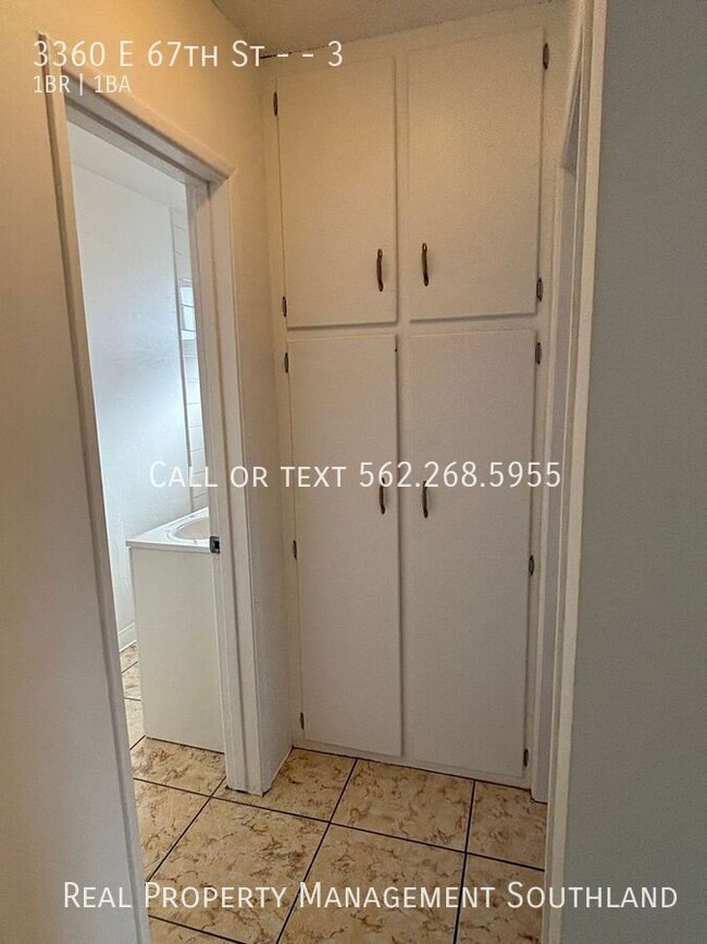 Building Photo - 1 Bedroom Available now! Accepting section...