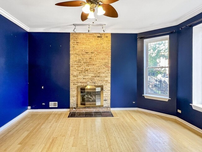Building Photo - 2649 W Evergreen Ave