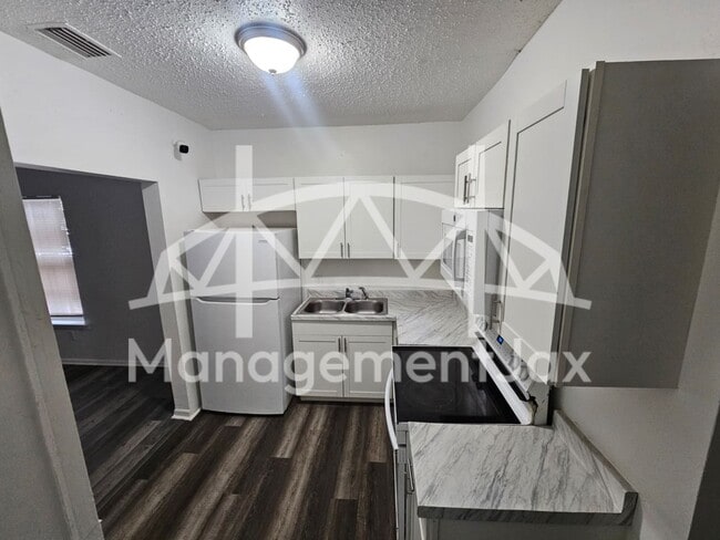 Building Photo - 1165 Hart St