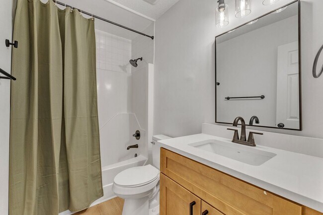 Building Photo - Fully Renovated Townhome - Downtown Wake Forest!