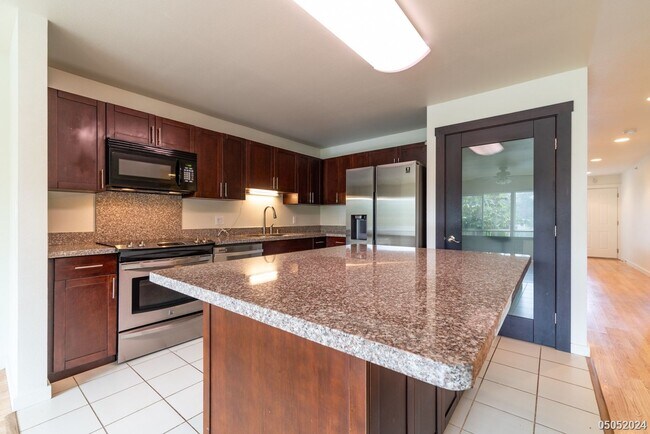 Building Photo - $3,400 | 3br/2ba Condominium in Sixty Park...