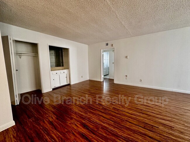 Building Photo - 8161 Manitoba St