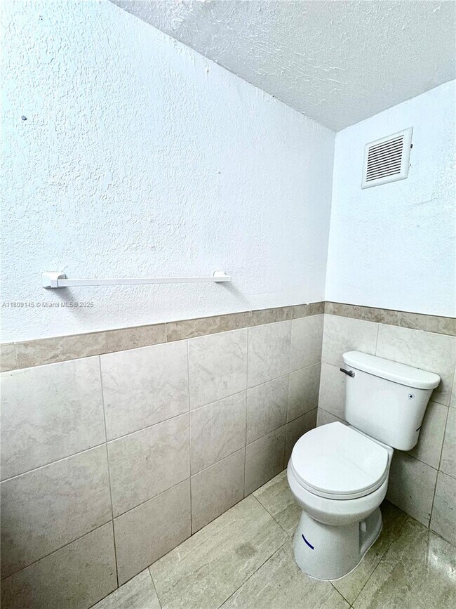 Building Photo - 2414 NW 52nd Ave
