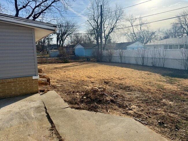 Building Photo - 602 Meadowlawn Dr