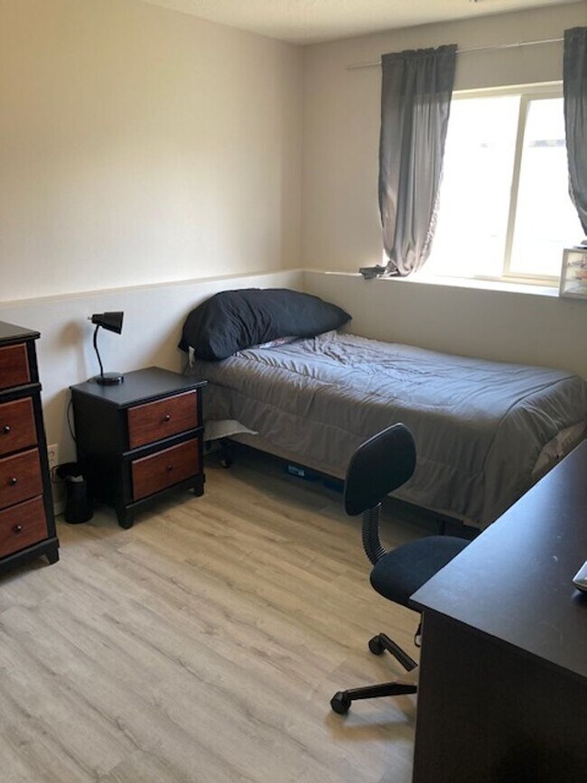 Building Photo - Lovely tri-level 4 bedroom 2 bath home in ...