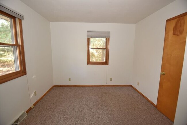 Building Photo - Mishawaka- 3 bedroom Country living near t...