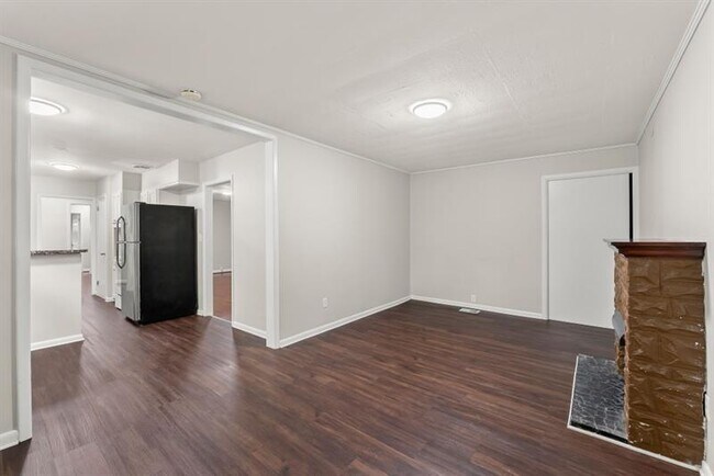 Building Photo - 2352 Elmwood Cir SE