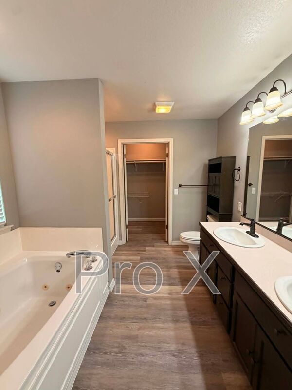 Building Photo - 2430 E Manitou St