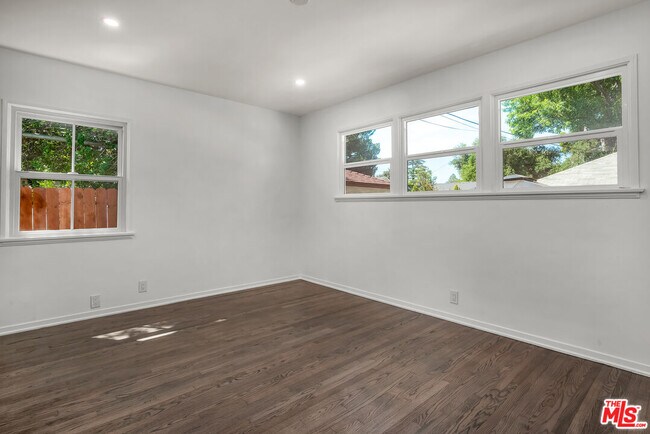 Building Photo - 1091 Palm Terrace