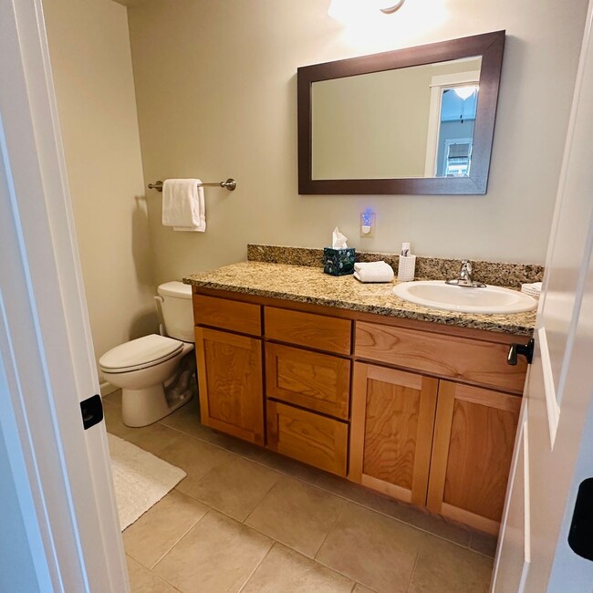 Building Photo - Unfurnished Elegant Townhome – Dual Primar...