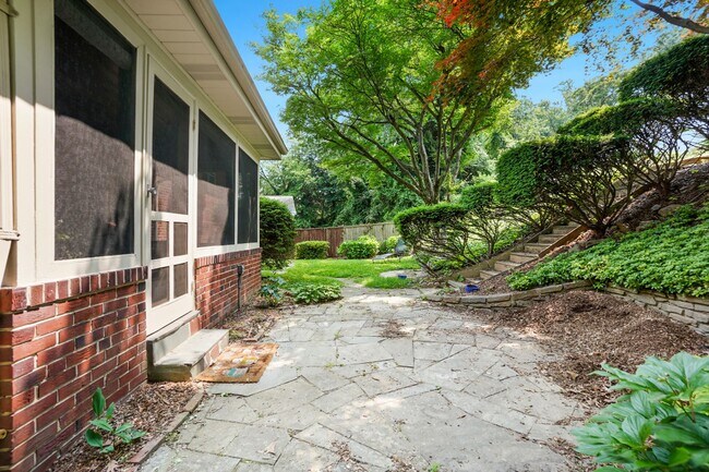 Building Photo - Spacious Split Level on Sundale Stone's Th...