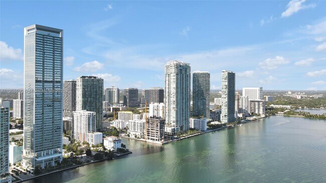 Building Photo - 700 NE 26th Terrace