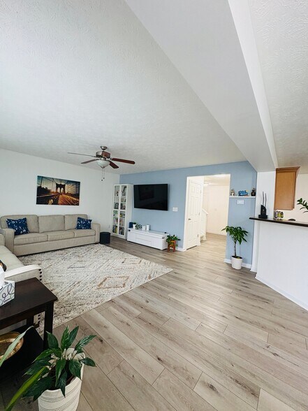 Building Photo - 2467 Middle View Dr