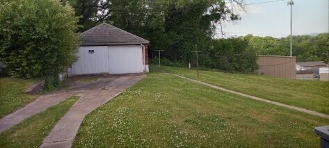 Garage and large level back yard - 1722 Chapman Ave SW