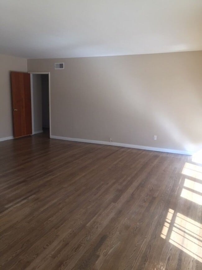 Building Photo - Great Home Near Water Available to View Now