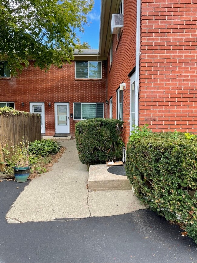 Primary Photo - 20 N Taylor Ave