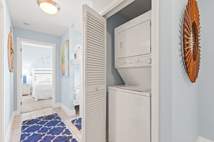 Building Photo - 9902 S Thomas Dr