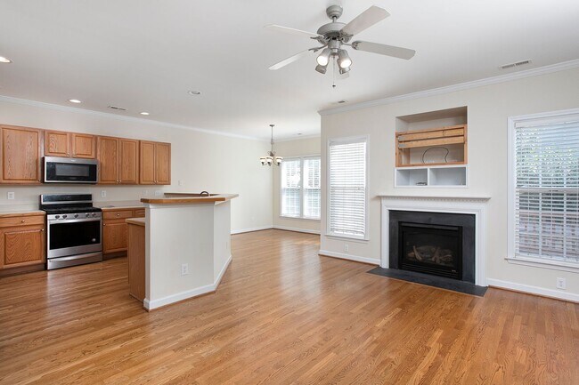 Building Photo - 813 Saratoga Dr